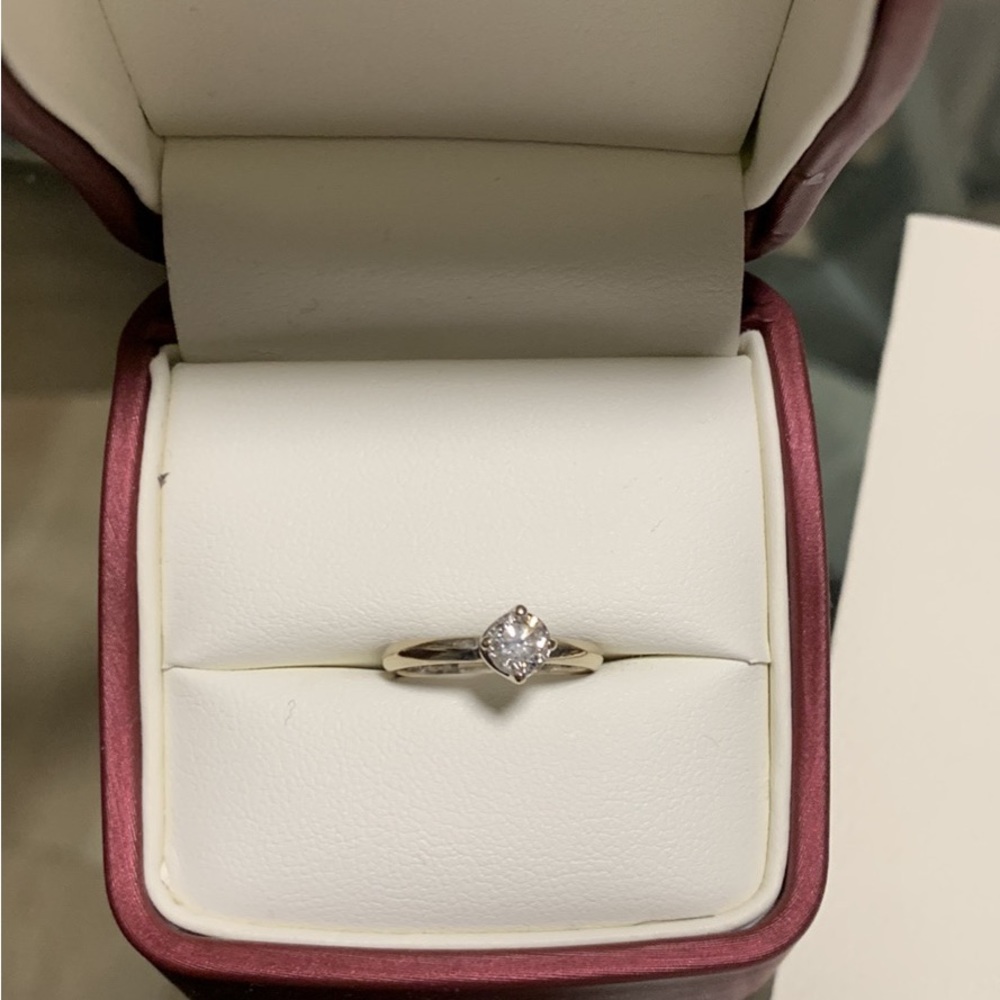 Gorgeous solitaire diamond ring